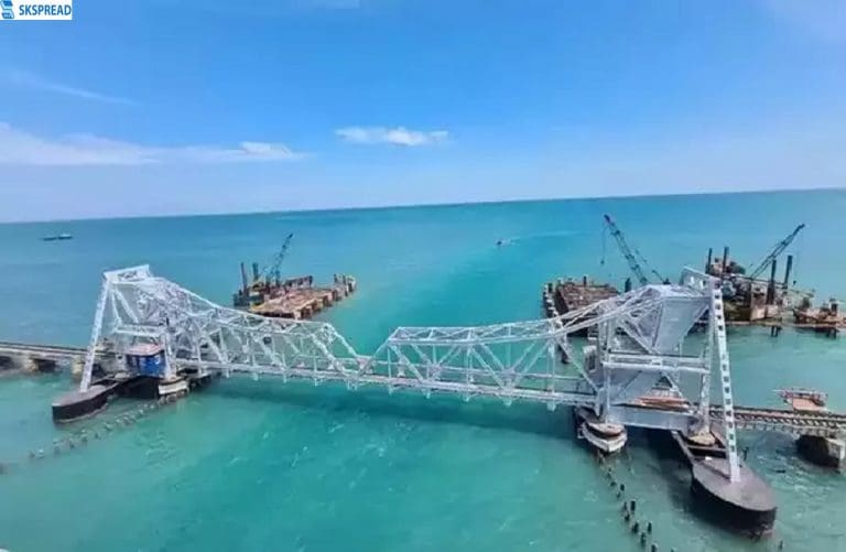 மீனவர்கள் கவனத்திற்கு - ராமேஸ்வரம்  பாம்பன்  ரயில் தூக்கு பாலம் கப்பல்கள் செல்ல தடை!!