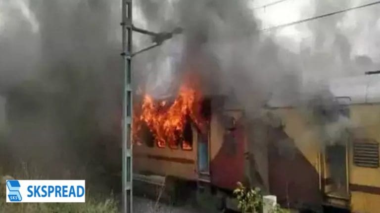 தெலங்கானாவில் நிறுத்தி வைக்கப்பட்ட ஹைதராபாத் விரைவு ரயிலில் திடீரென தீ விபத்து..., பலி எண்ணிக்கை?